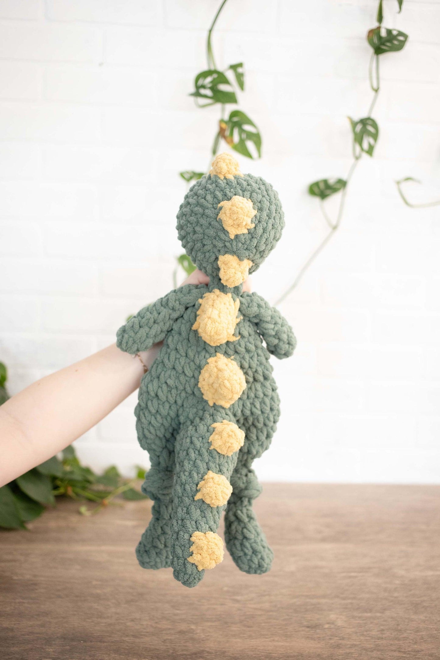 Dinosaurio Lovey, animal de peluche tejido a crochet, dinosaurio Snuggler