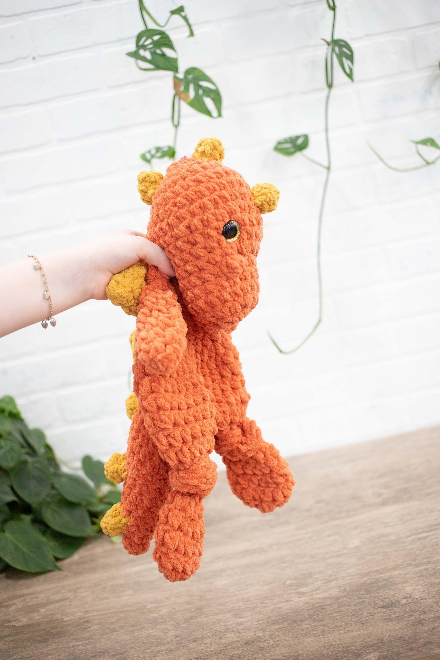 Dinosaurio Lovey, animal de peluche tejido a crochet, dinosaurio Snuggler