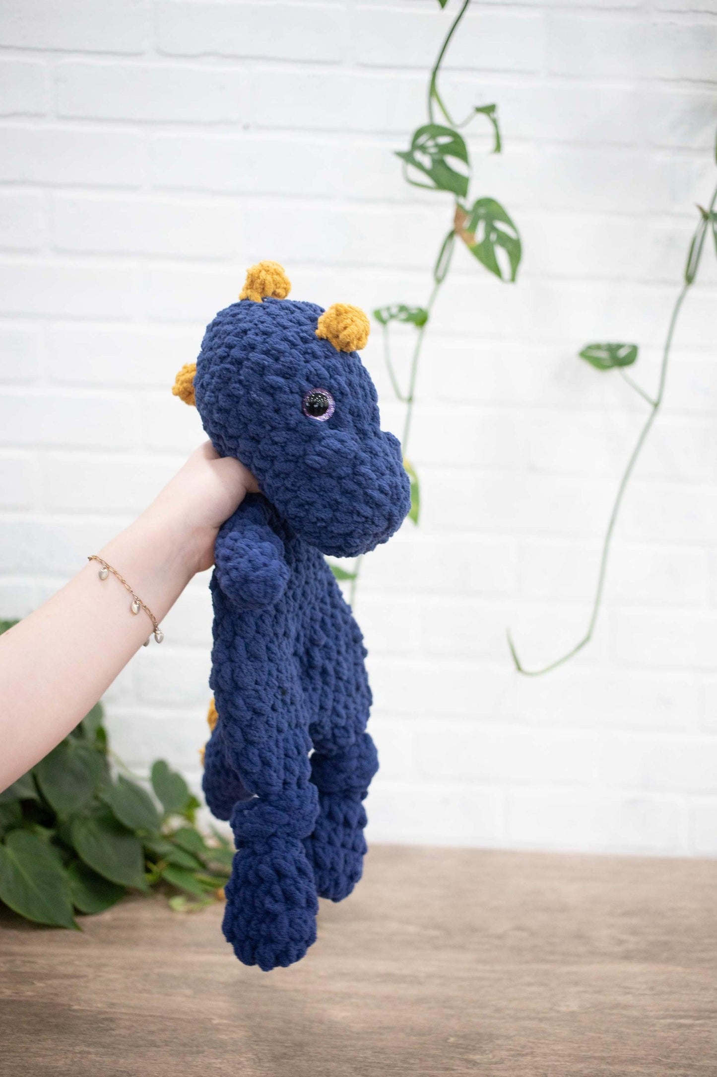 Dinosaurio Lovey, animal de peluche tejido a crochet, dinosaurio Snuggler