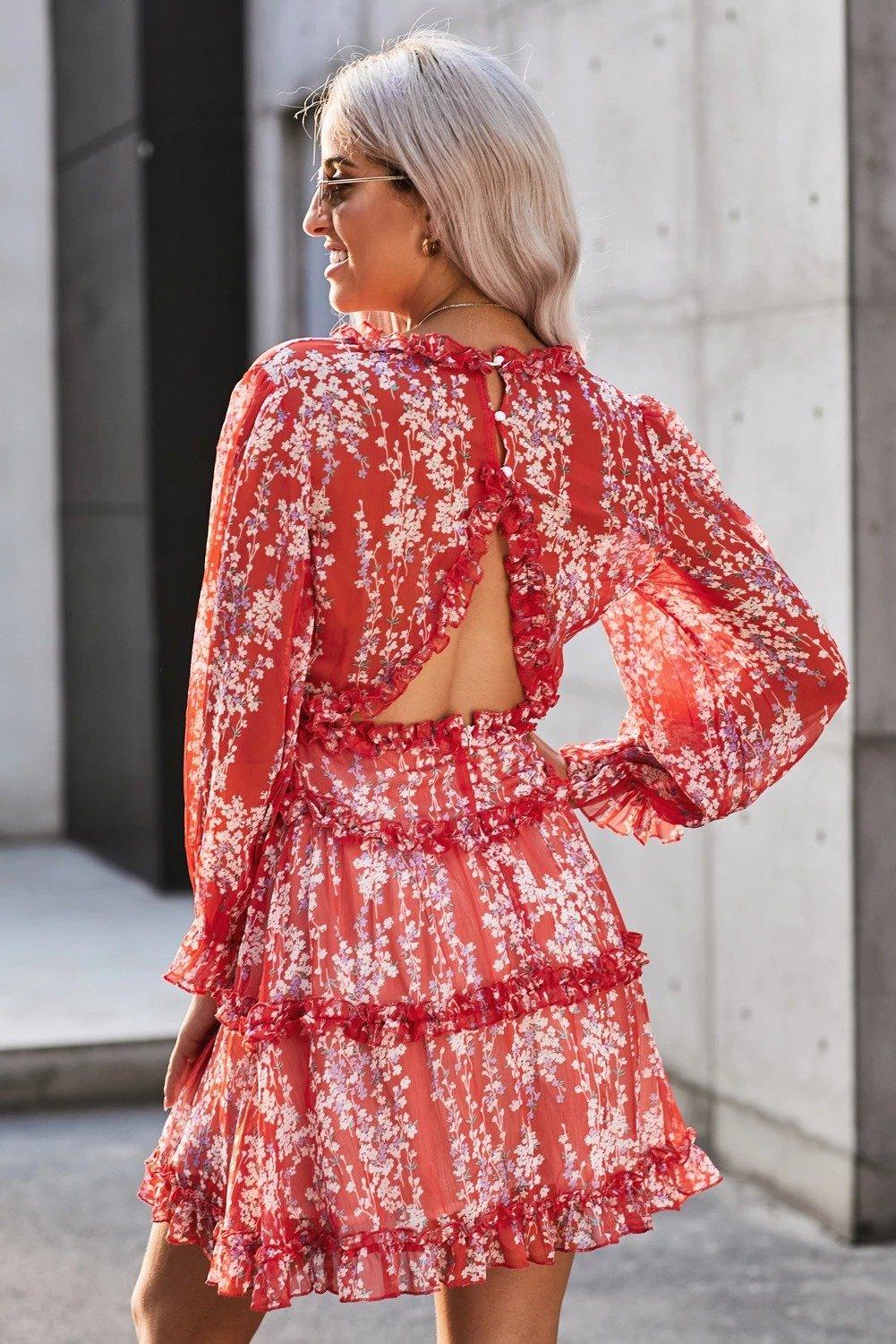 Vestido floral rojo con espalda abierta, mangas largas y detalle de volantes