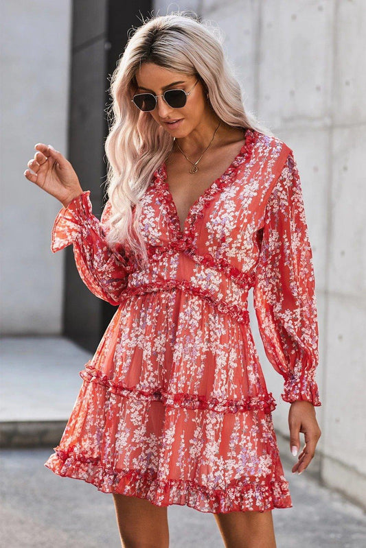 Vestido floral rojo con espalda abierta, mangas largas y detalle de volantes